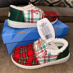 Hey Dude Kids C13 Wally Tri Tartan Plaid Red/White/Green